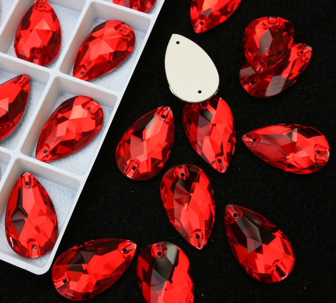 Light Siam színű csepp alakú kristály