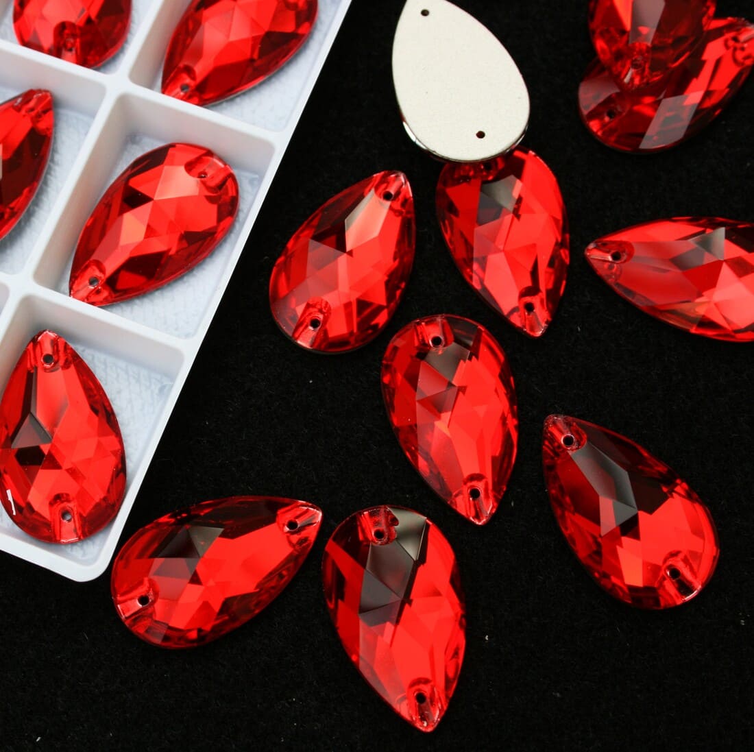 Light Siam színű csepp alakú kristály