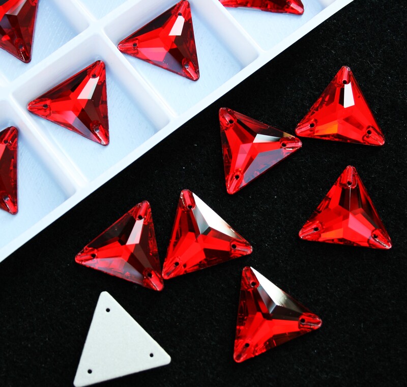 Light Siam színű háromszög alakú kristály