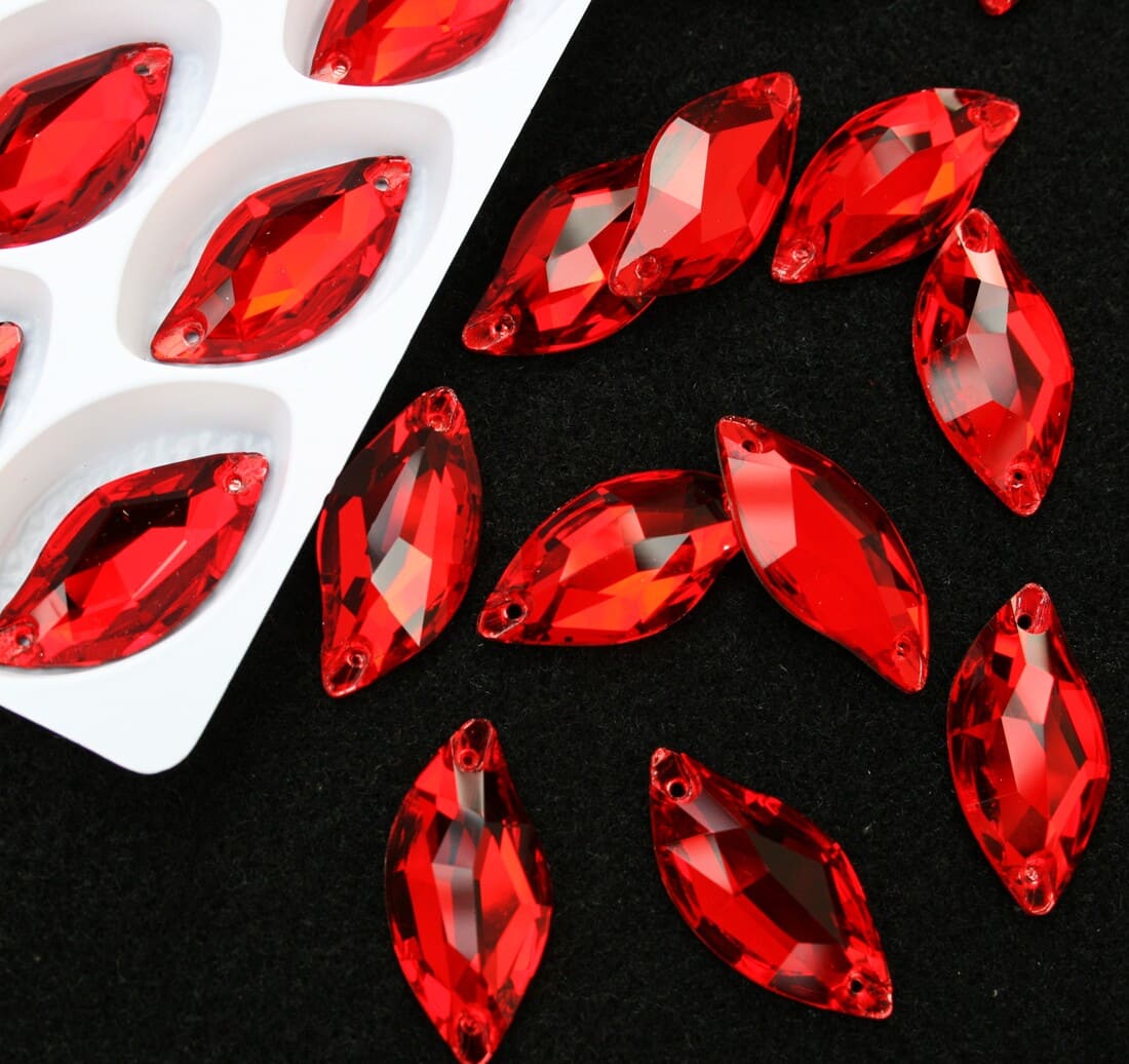 Light Siam színű levél alakú kristály