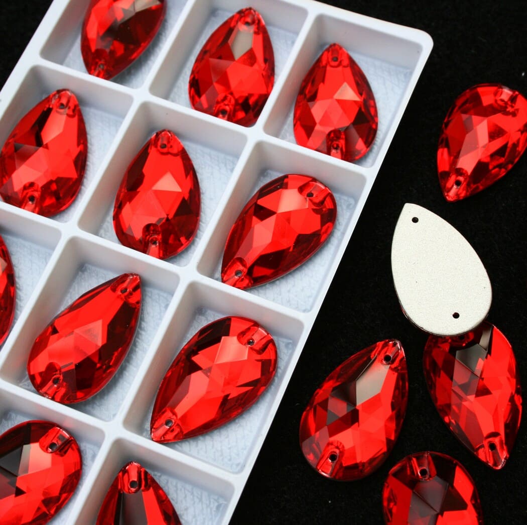 Light Siam színű csepp alakú kristály