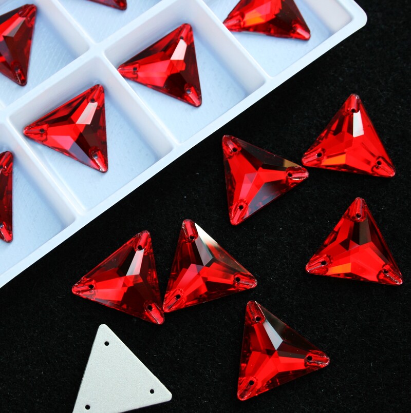 Light Siam színű háromszög alakú kristály