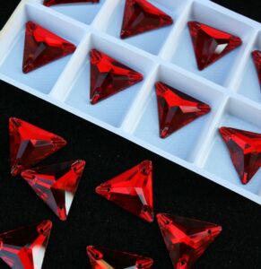 Light Siam színű háromszög alakú kristály