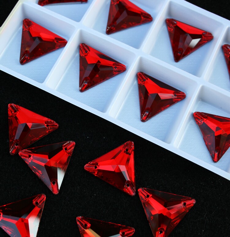 Light Siam színű háromszög alakú kristály