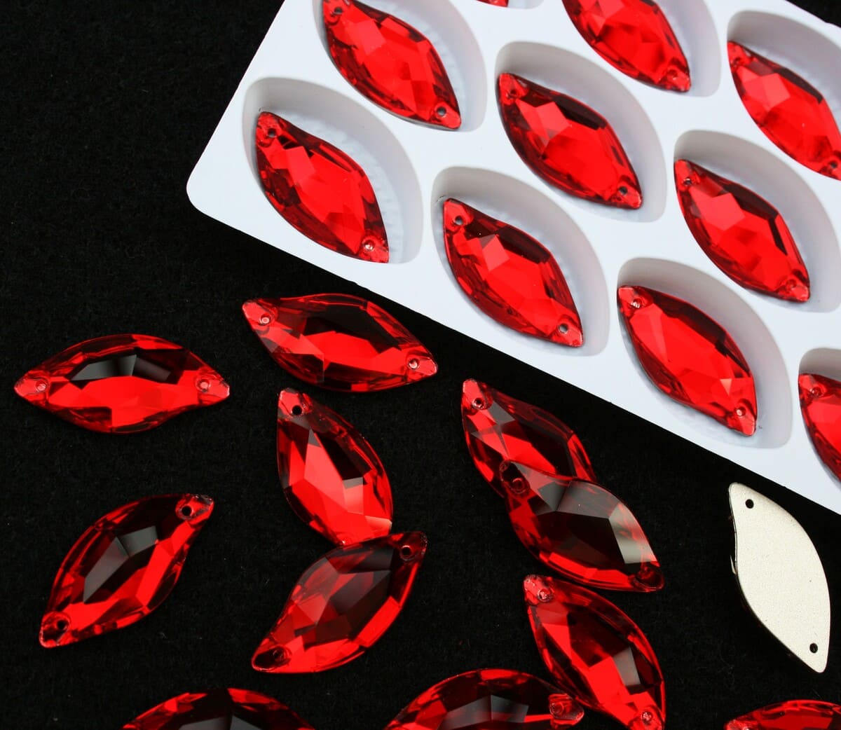 Light Siam színű levél alakú kristály