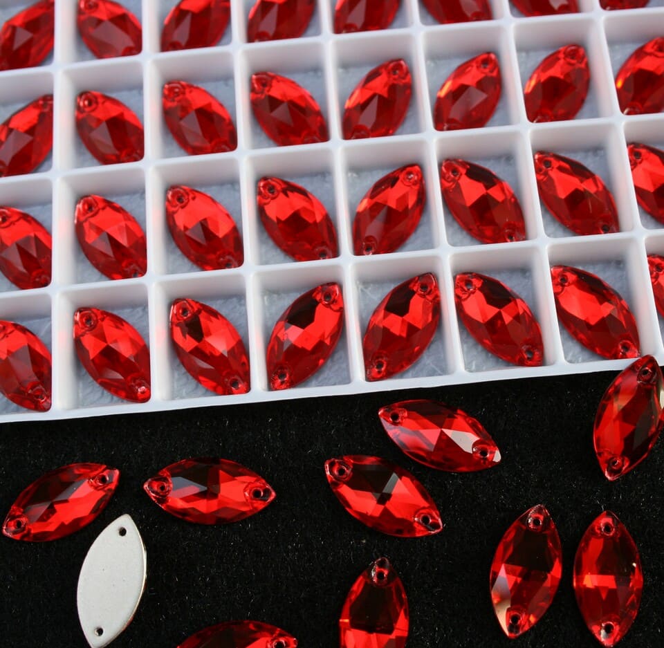 Light Siam színű zabszem alakú kristály