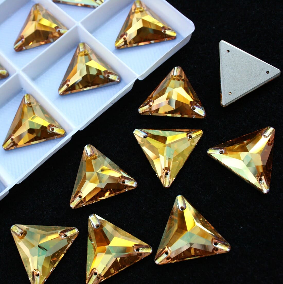 Sunshine színű háromszög alakú kristály
