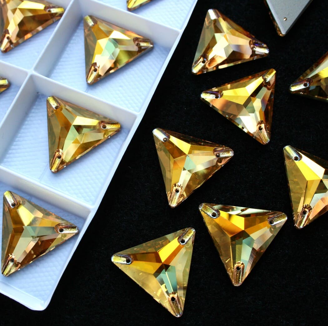 Sunshine színű háromszög alakú kristály