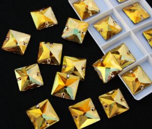 Sunshine színű négyzet alakú kristály