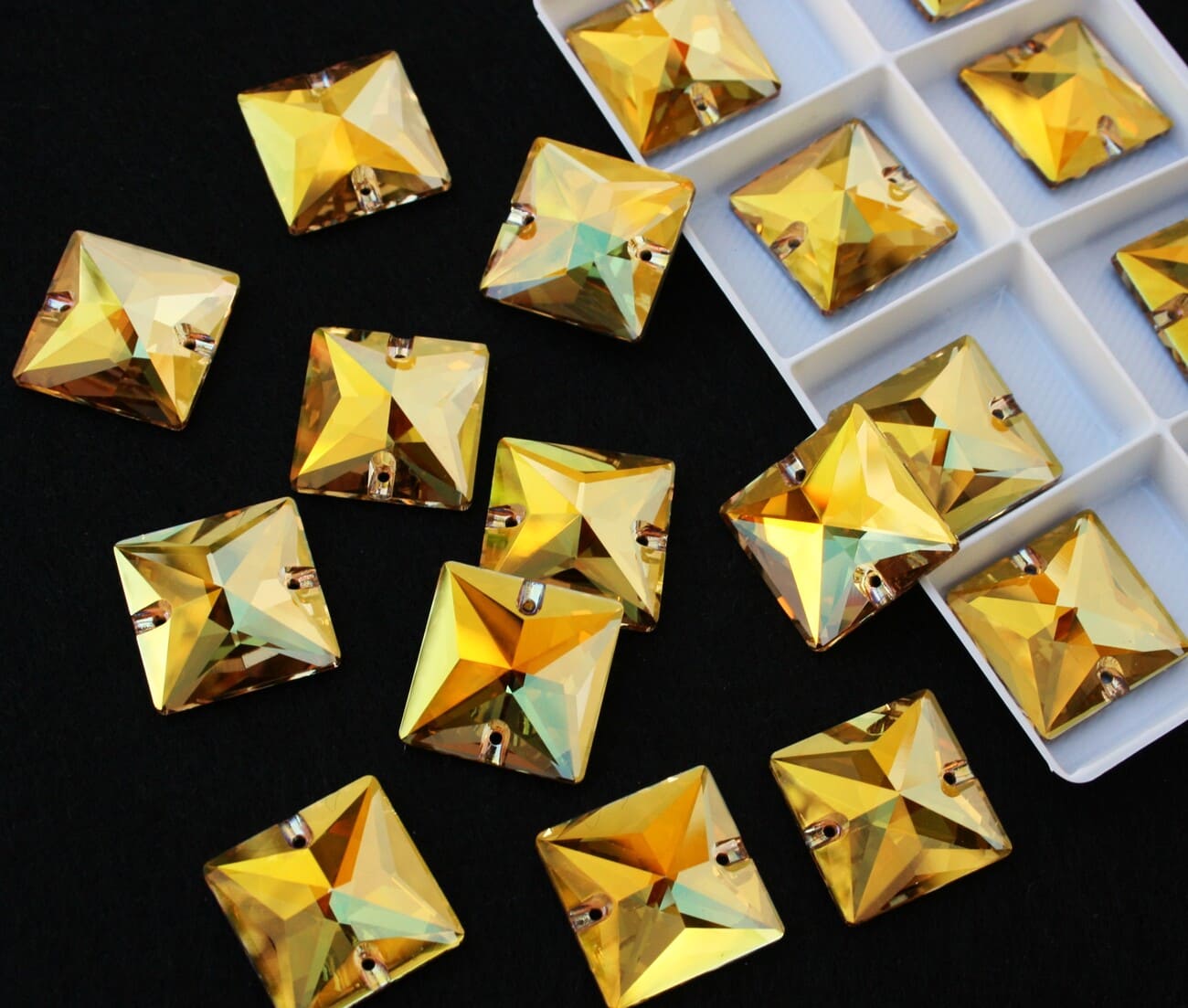 Sunshine színű négyzet alakú kristály