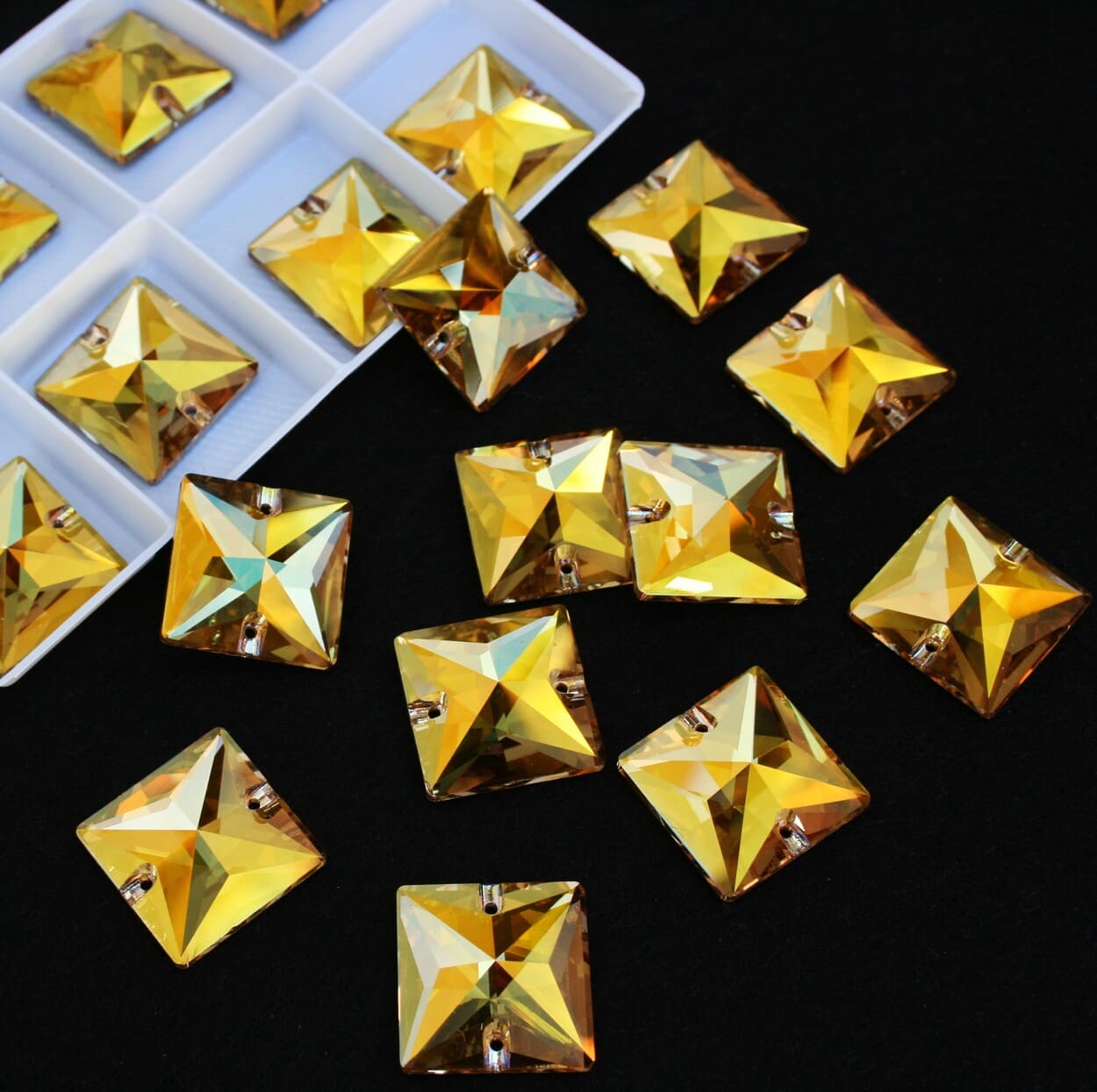 Sunshine színű négyzet alakú kristály