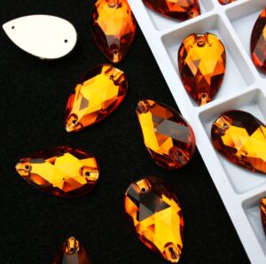 Topaz színű csepp alakú kristály