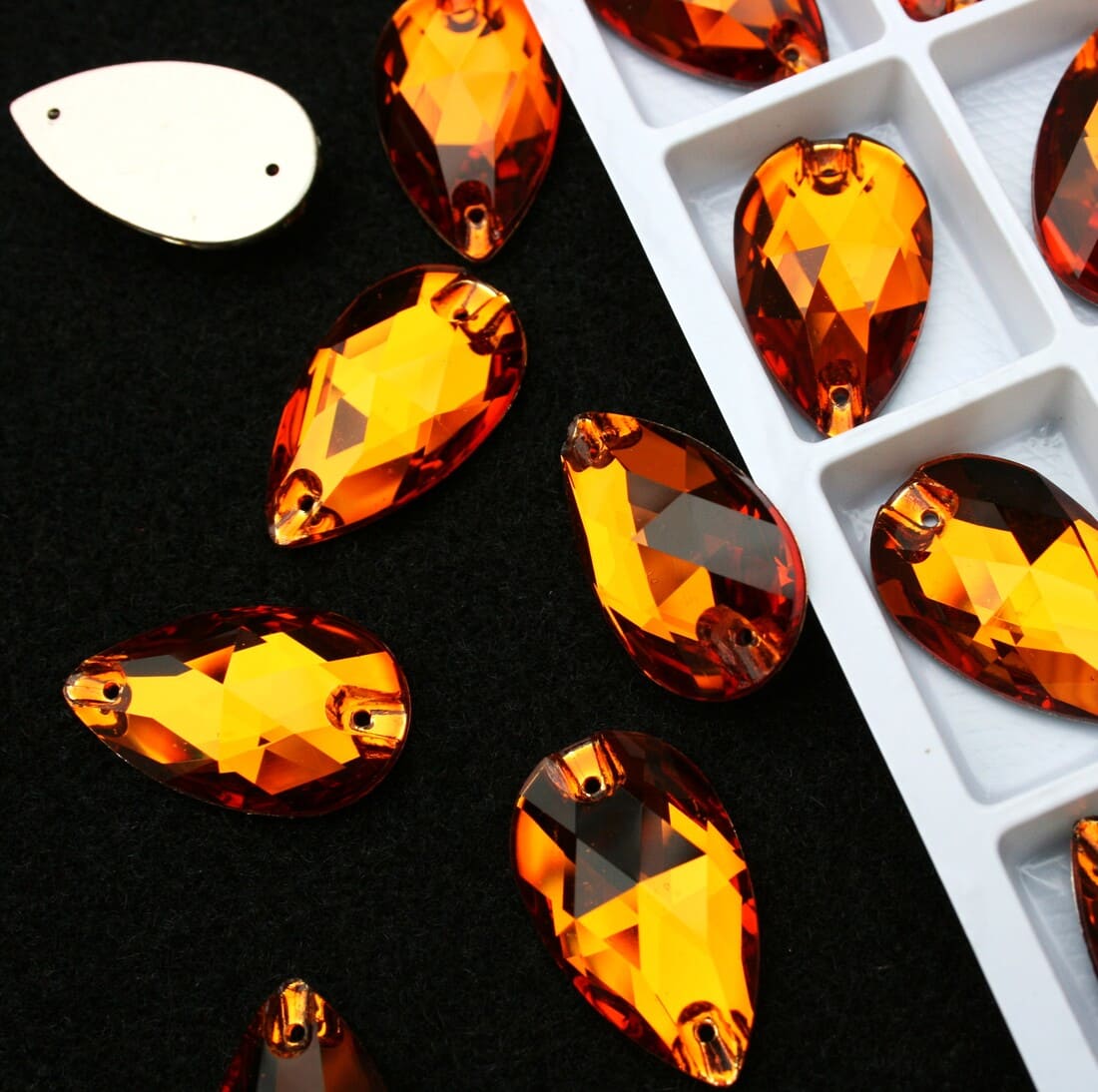 Topaz színű csepp alakú kristály