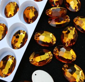 Topaz színű ovális alakú kristály