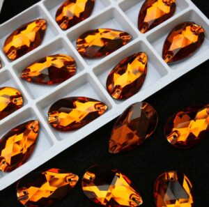 Topaz színű csepp alakú kristály