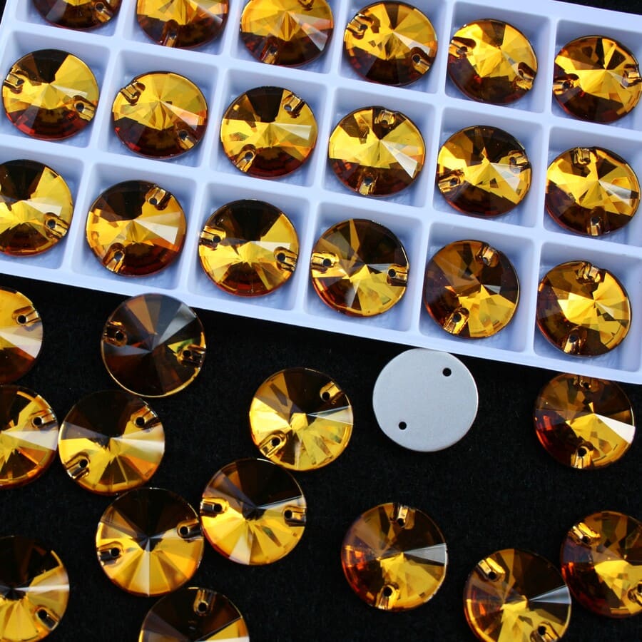 Topaz színű kör alakú kristály