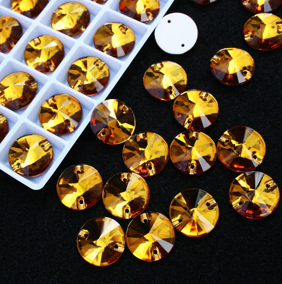 Topaz színű kör alakú kristály