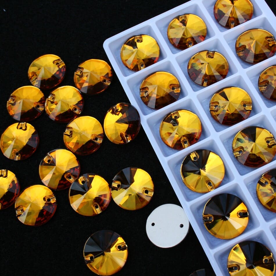 Topaz színű kör alakú kristály