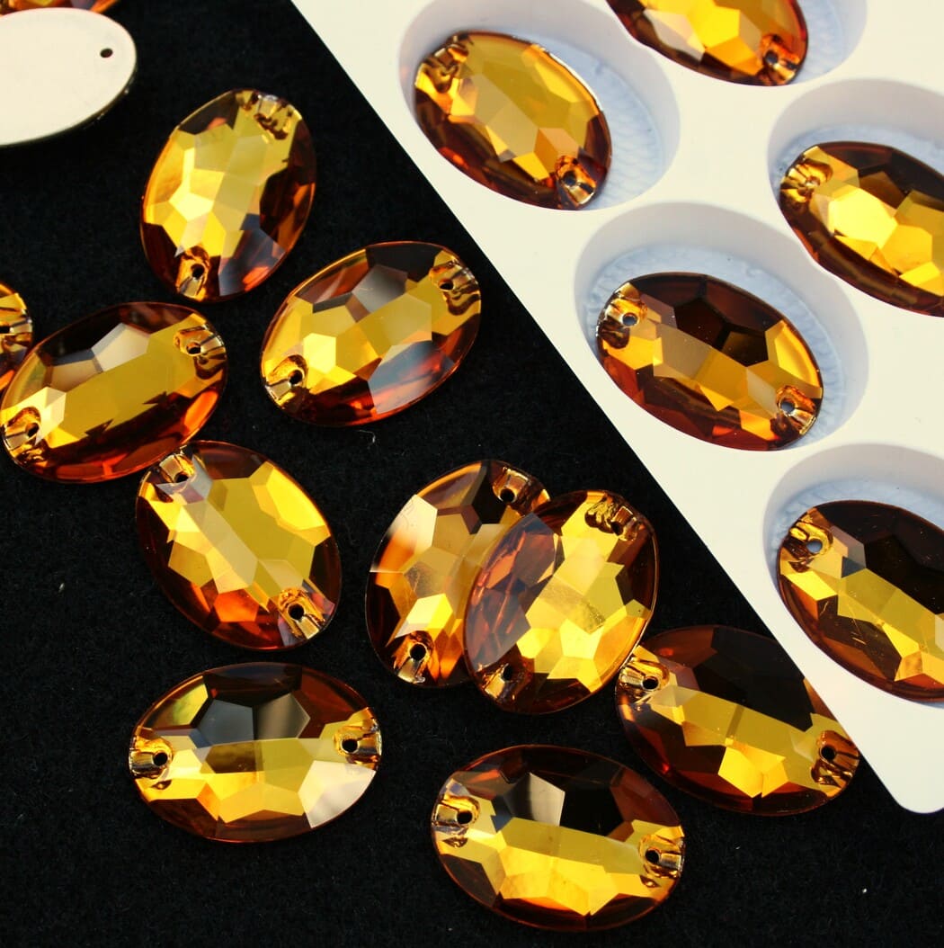 Topaz színű ovális alakú kristály