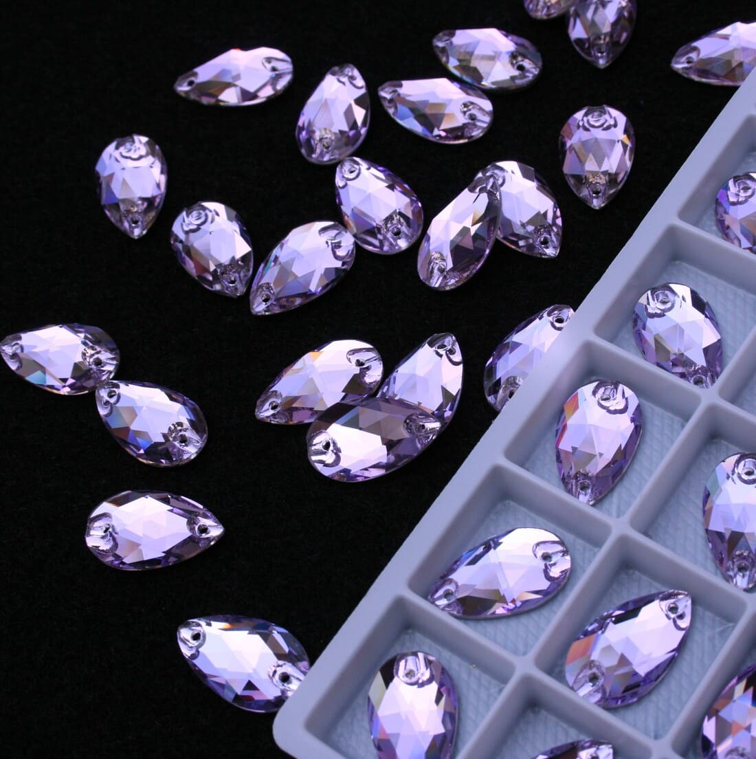 Violet színű csepp alakú kristály