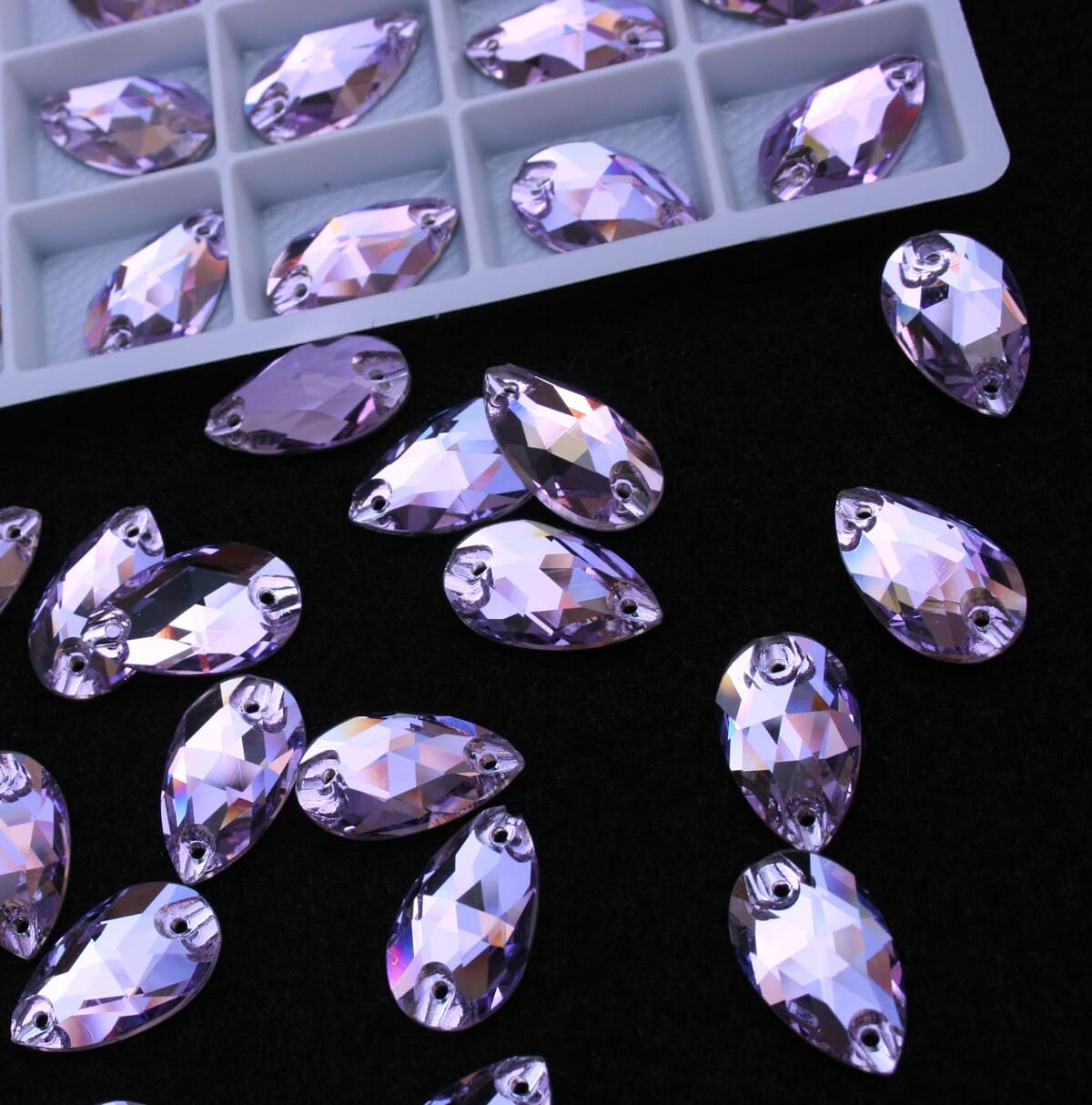 Violet színű csepp alakú kristály