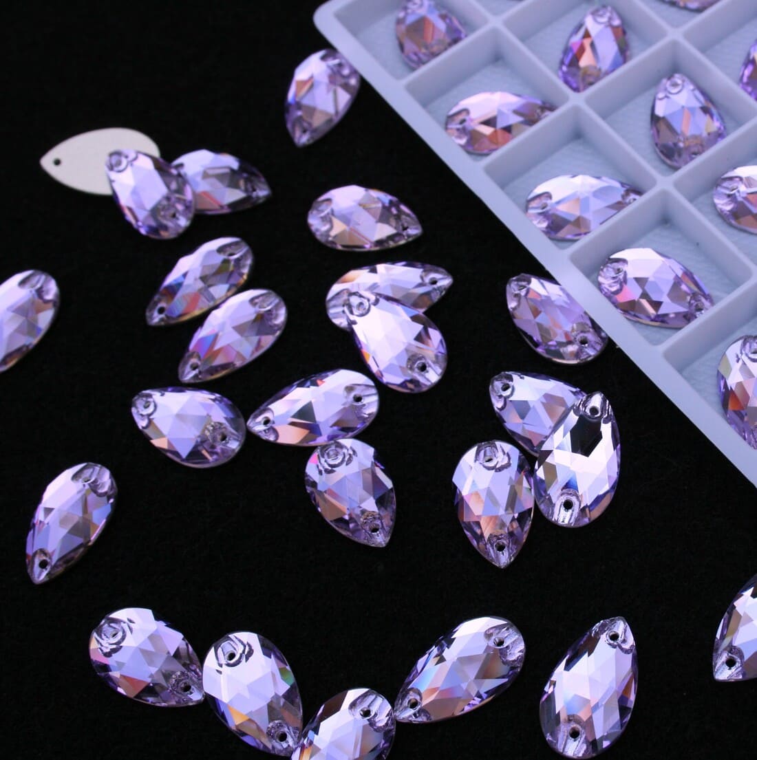 Violet színű csepp alakú kristály