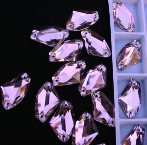 Violet színű ék alakú kristály