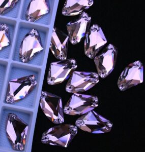 Violet színű ék alakú kristály