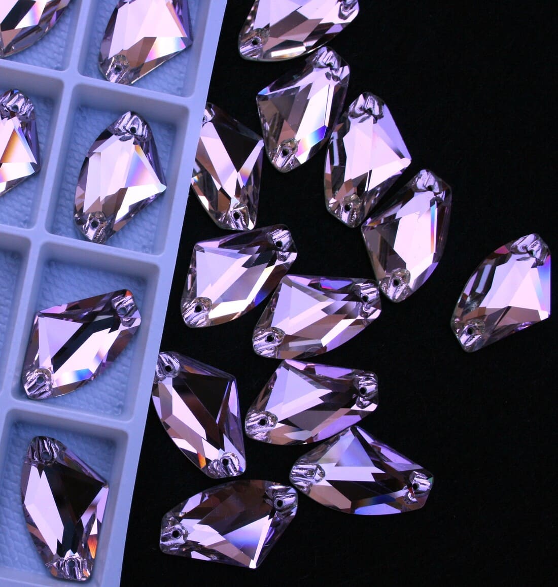 Violet színű ék alakú kristály