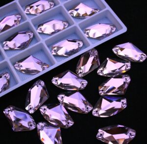 Violet színű ék alakú kristály
