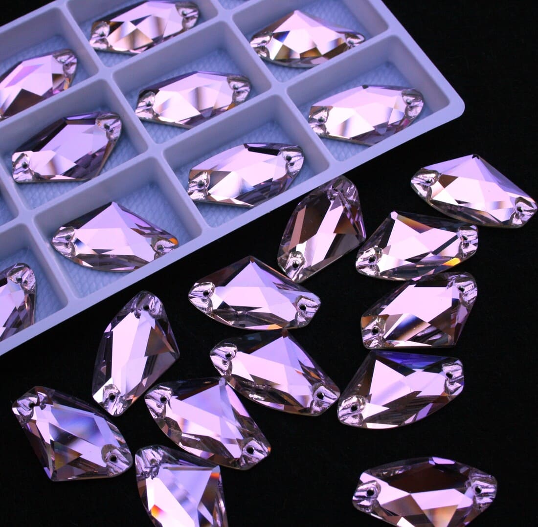 Violet színű ék alakú kristály