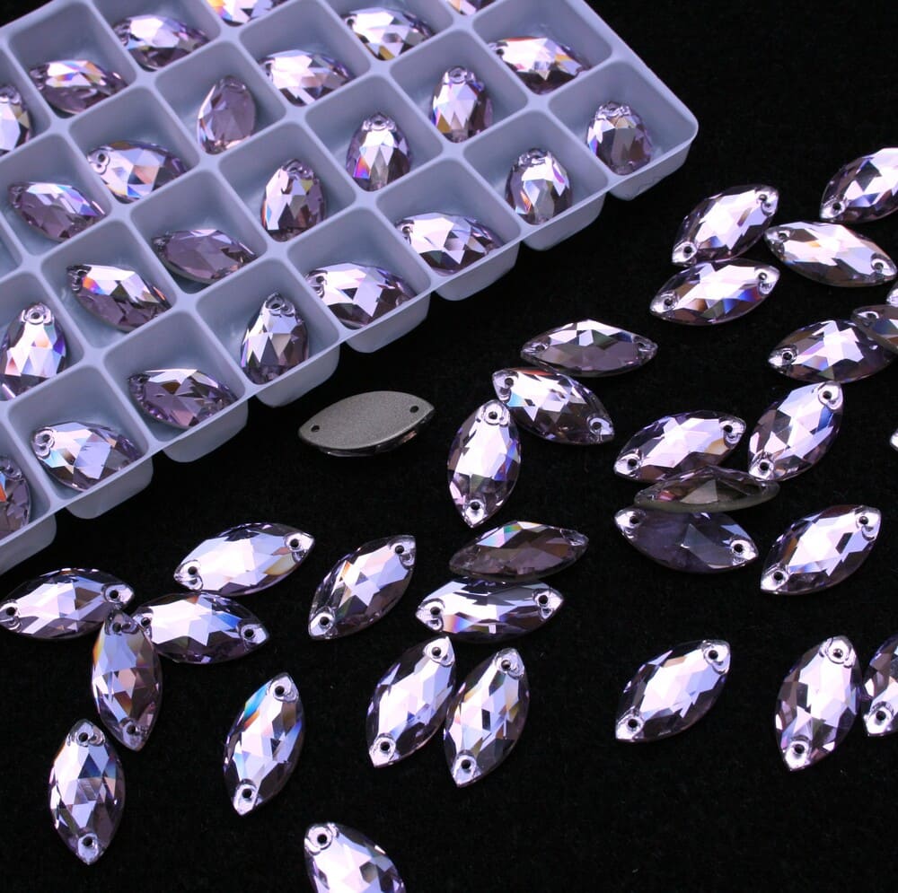 Violet színű zabszem alakú kristály