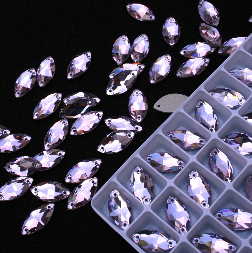 Violet színű zabszem alakú kristály