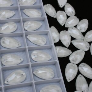 White opal színű csepp alakú kristály