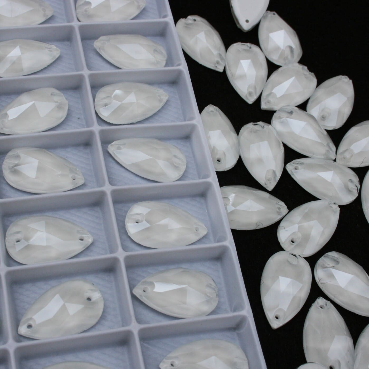 White opal színű csepp alakú kristály