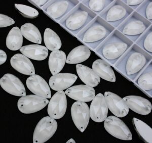 White opal színű csepp alakú kristály