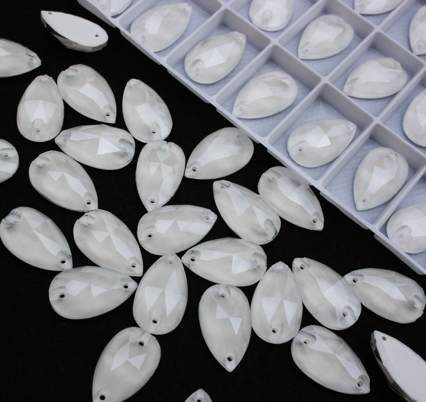 White opal színű csepp alakú kristály