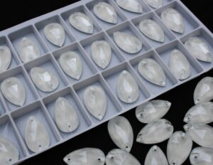 White opal színű csepp alakú kristály