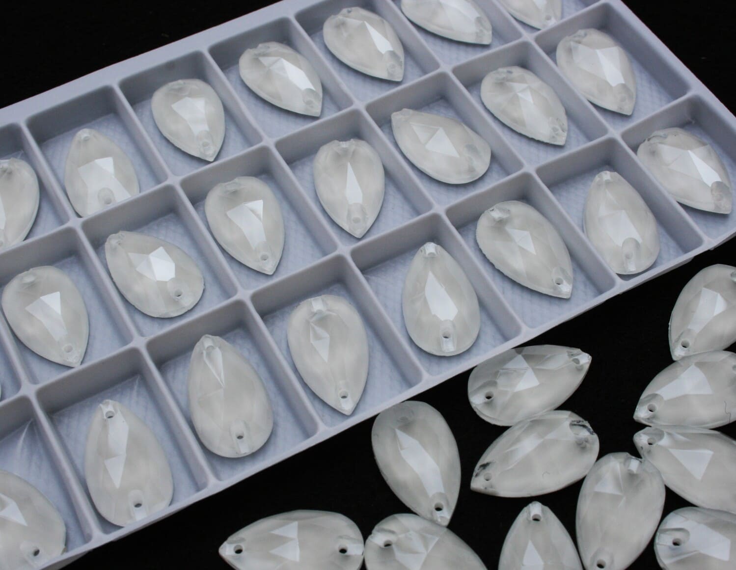 White opal színű csepp alakú kristály