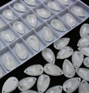 White opal színű csepp alakú kristály