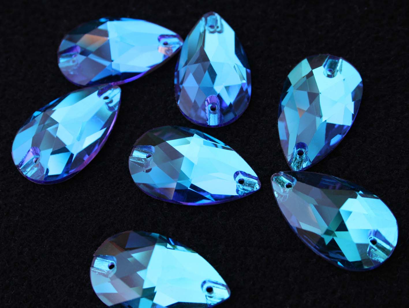 Blue Zircon Dream színű csepp alakú kristály