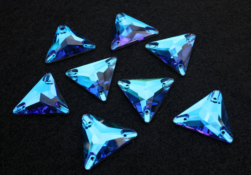 Blue Zircon Dream színű háromszög alakú kristály