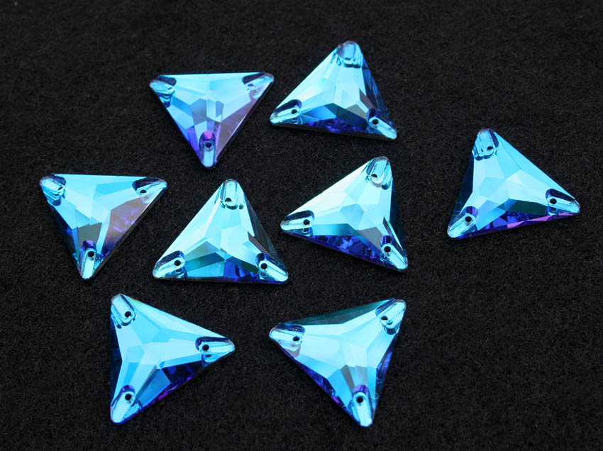 Blue Zircon Dream színű háromszög alakú kristály