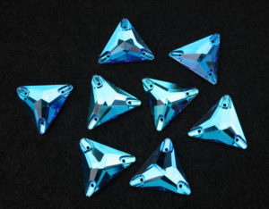 Blue Zircon Dream színű háromszög alakú kristály