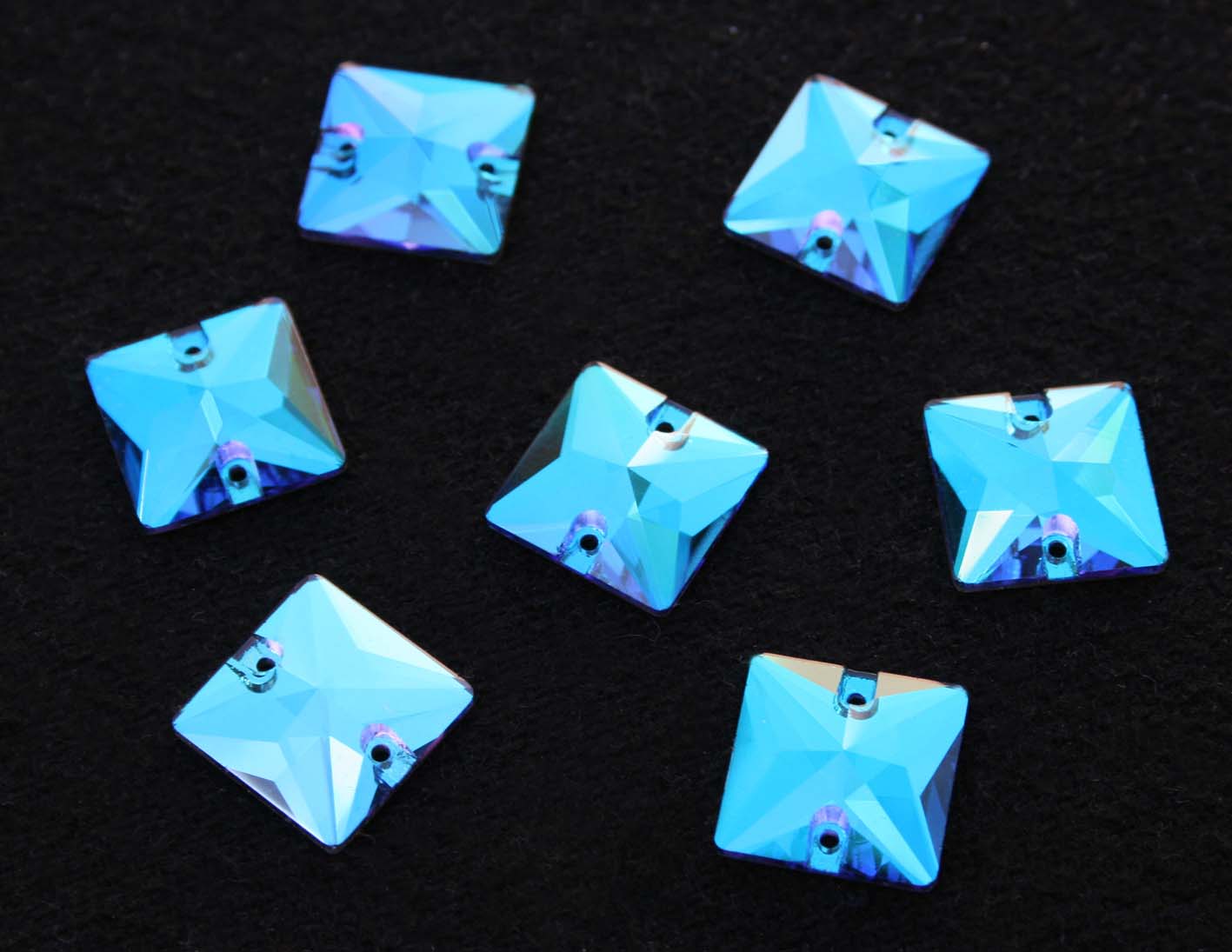 Blue Zircon Dream színű négyzet alakú kristály