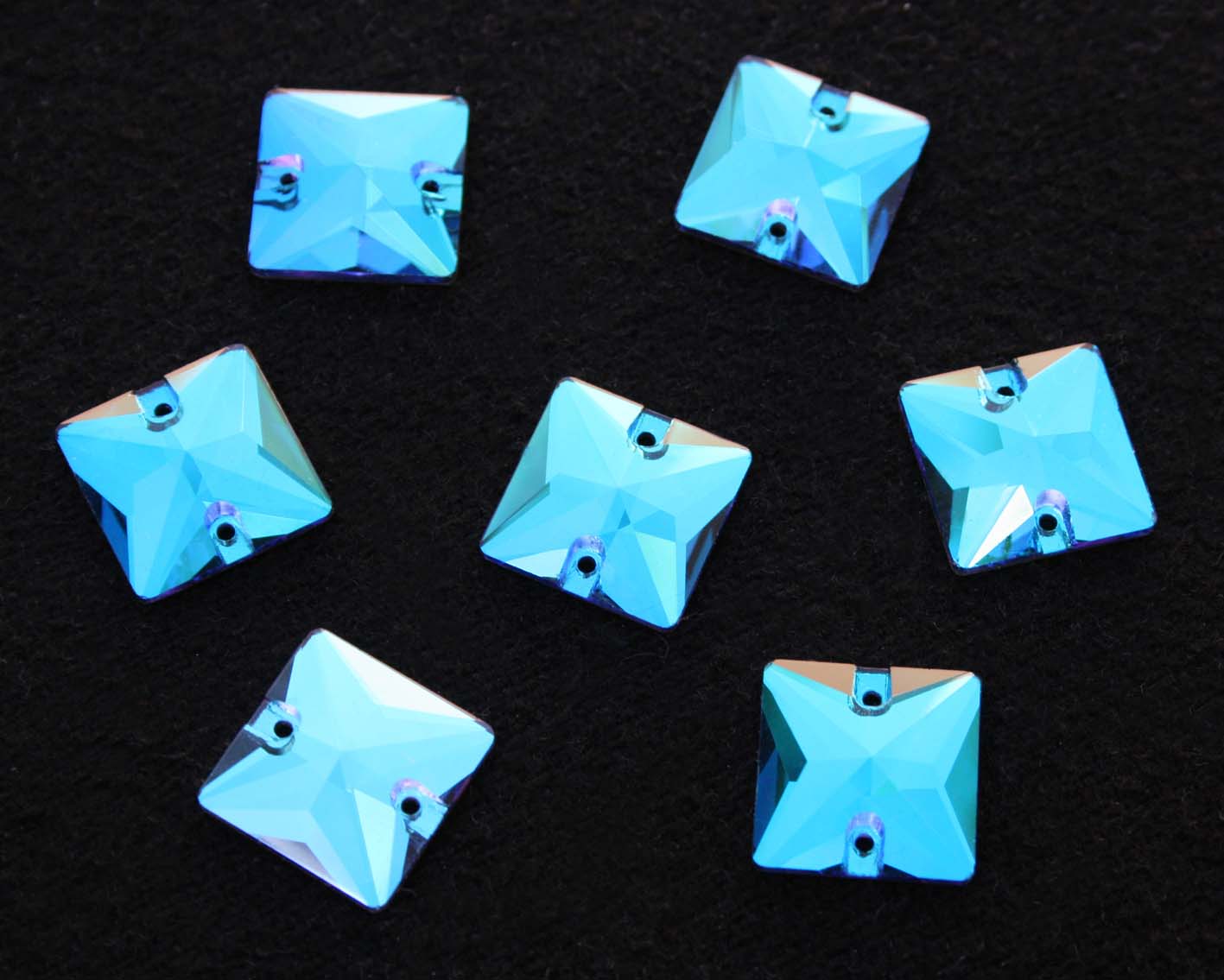 Blue Zircon Dream színű négyzet alakú kristály