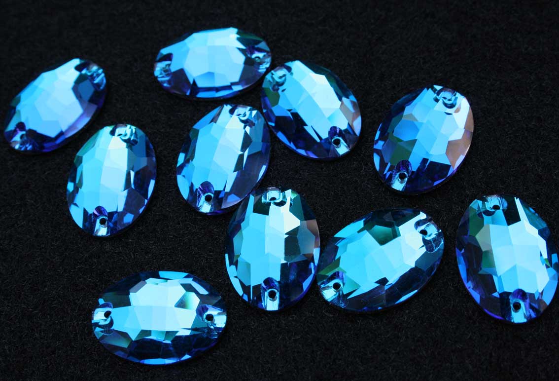 Blue Zircon Dream színű ovális alakú kristály