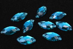 Blue Zircon színű levél alakú kristály