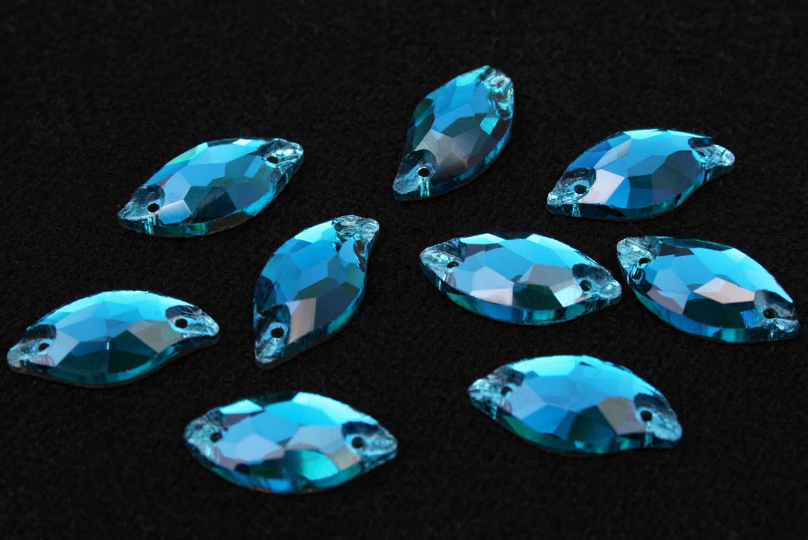 Blue Zircon színű levél alakú kristály