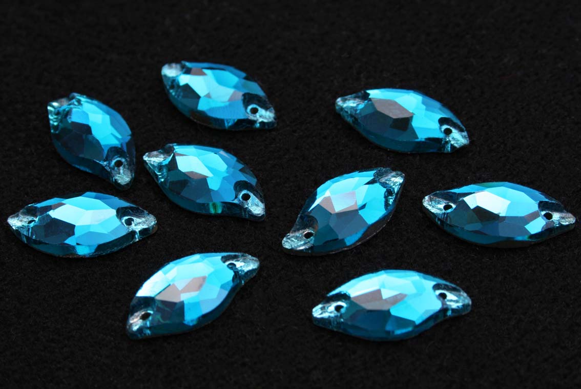Blue Zircon színű levél alakú kristály